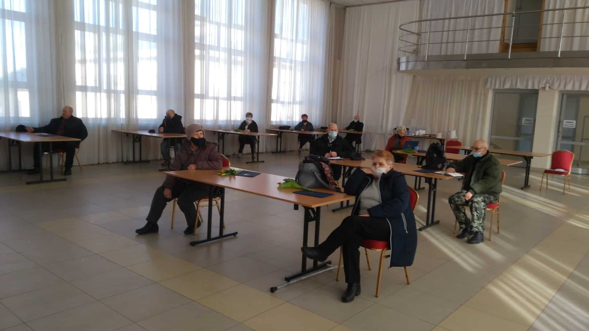 10. sołtysów siedzących przy ławkach podczas szkolenia, w sali Ochotniczej Straży Pożarnej w Dobrem.