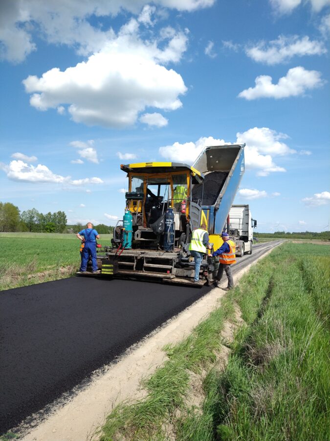 Maszyna na drodze asfaltowej. Budowa drogi.