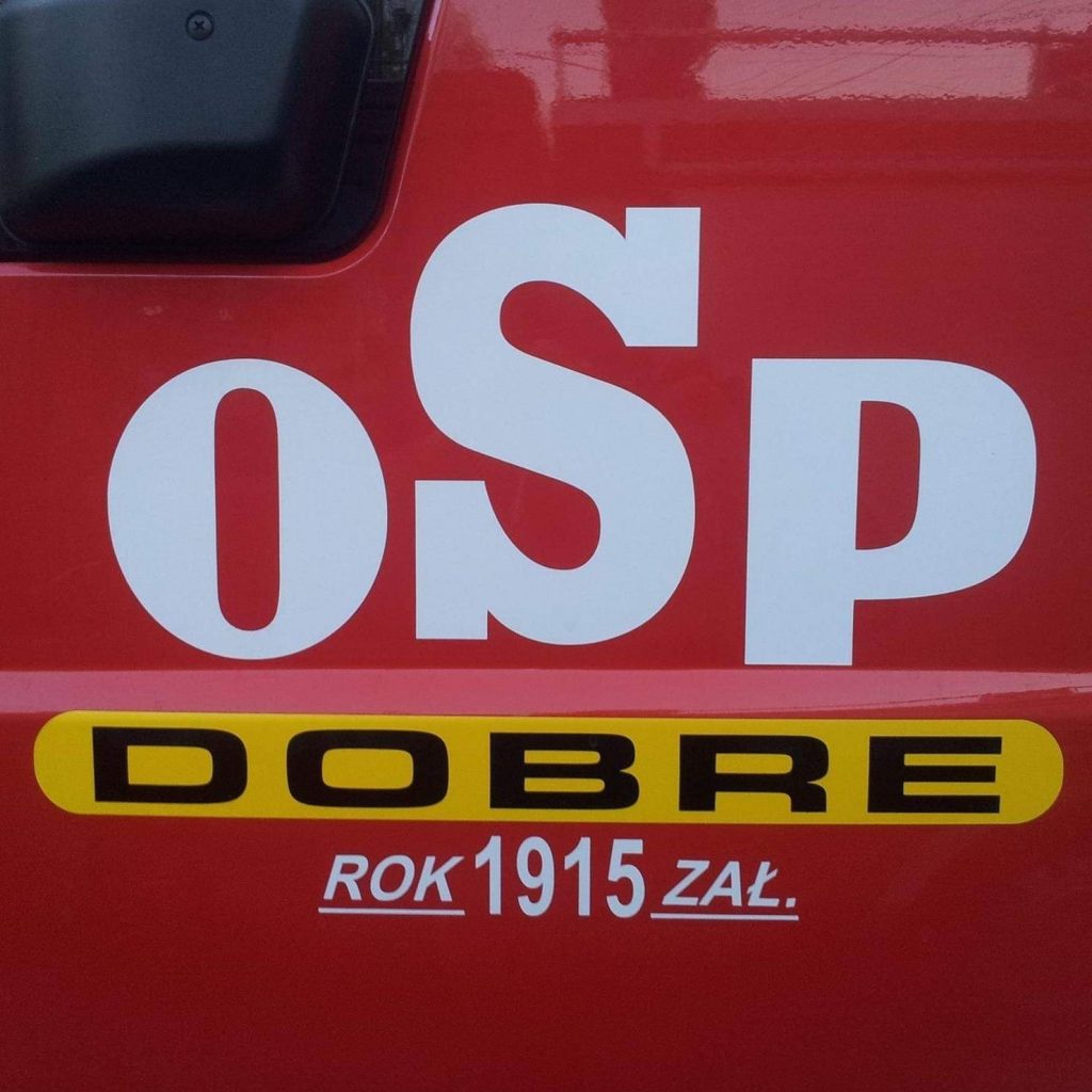 logo OSP DOBRE na drzwiach samochodu