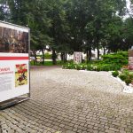 237245198_383983783358209_4337099039172481264_n Plansza wystawowa z napisem "Biel i czerwień", w tle park