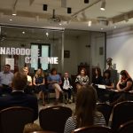 3 Muzeum Konstantego Laszczki. Pan Wójt czyta stojąc, pozostali uczestnicy siedząc słuchają z zaciekawieniem.