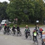 rajd-rowerowy-2021-02 Ucszstnicy rajdu rowerowego jadący przez ulice gminy oraz podczas poczęstunku na mecie.