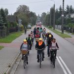rajd-rowerowy-2021-03 Ucszstnicy rajdu rowerowego jadący przez ulice gminy oraz podczas poczęstunku na mecie.