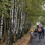 rajd-rowerowy-2021-04 Ucszstnicy rajdu rowerowego jadący przez ulice gminy oraz podczas poczęstunku na mecie.