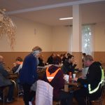 rajd-rowerowy-2021-05 Ucszstnicy rajdu rowerowego jadący przez ulice gminy oraz podczas poczęstunku na mecie.