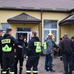 rajd-rowerowy-2021-06 Ucszstnicy rajdu rowerowego jadący przez ulice gminy oraz podczas poczęstunku na mecie.