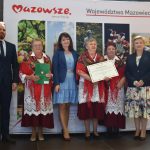 Pięć kobiet oraz mężczyzna w garniturze