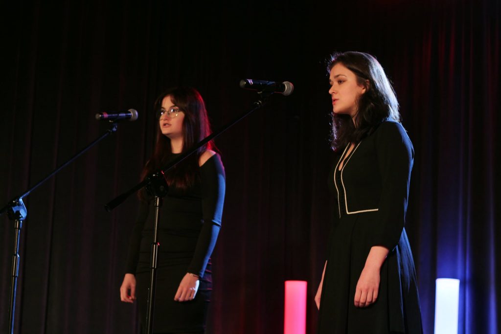 dwie młode dziewczyny ubrane na czarno na scenie