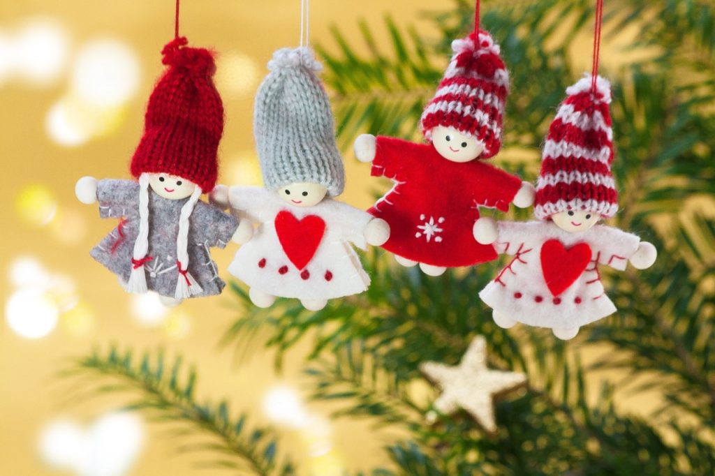 Bokeh, serce, wakacje, Boże Narodzenie, jodła, dekoracje, drzewko świąteczne, deco, Adwent, świąteczna dekoracja, anioł, szary, światła, czapka z daszkiem, lalki, trykotowy, udekorować, świateczne ozdoby, Dekoracje drzew, ręka pracy, czerwony biały