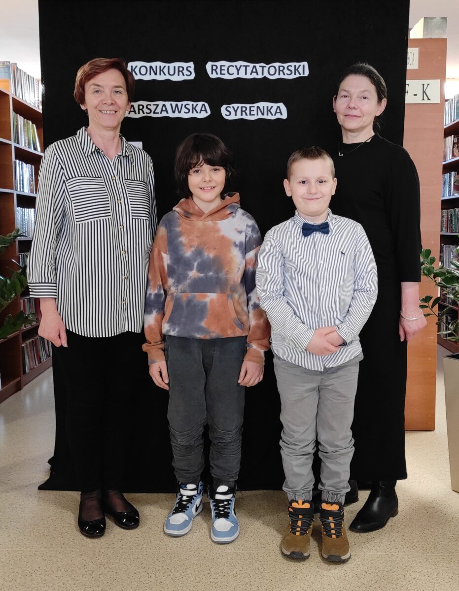 dwie kobiety, chłopczyk i dziewczynka stojący na czarnym tle