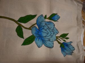 Na płótnie namalowany jest niebieskie kwiaty z zielonymi listkami i łodyżką