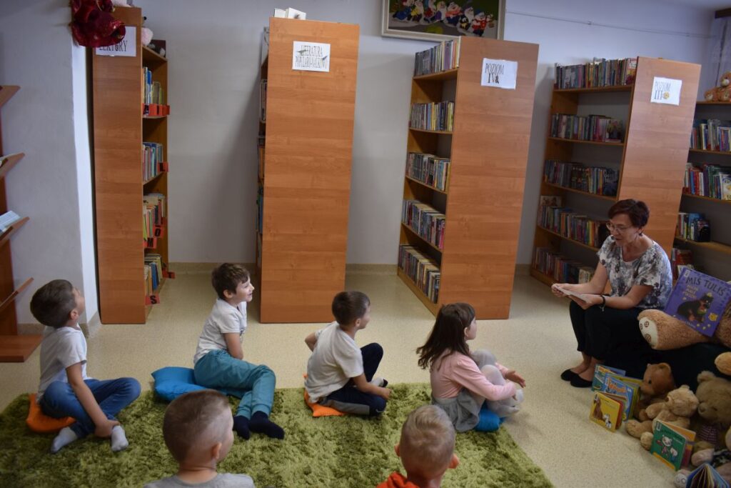 Dla dzieci była to pierwsza wizyta w naszej Bibliotece. Podczas spotkanie dowiedziały się jak można zostać czytelnikiem oraz jak należy obchodzić się z książką aby jej nie zniszczyć.