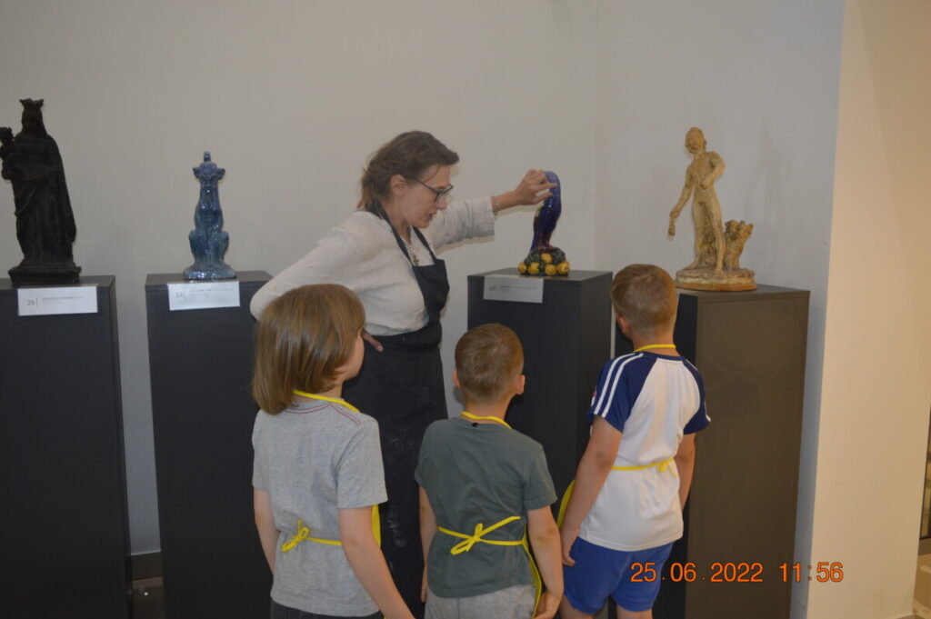 Dzieci oglądające rzeźby