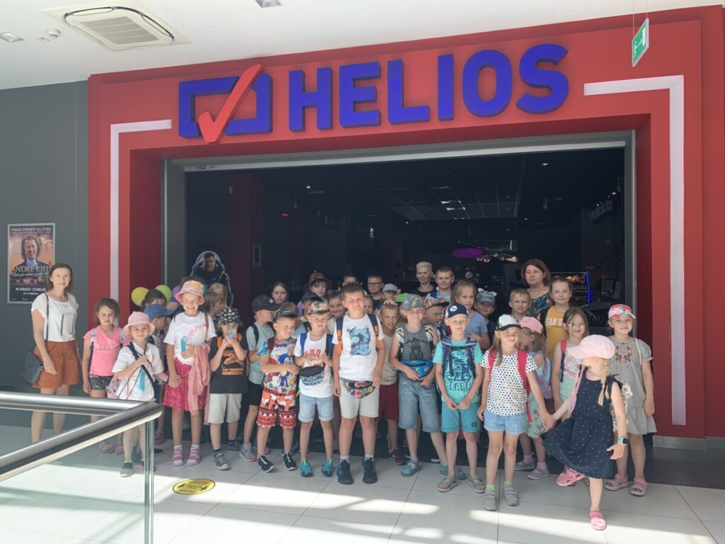 Grupa Dzieci z opiekunami prze kinem Helios.