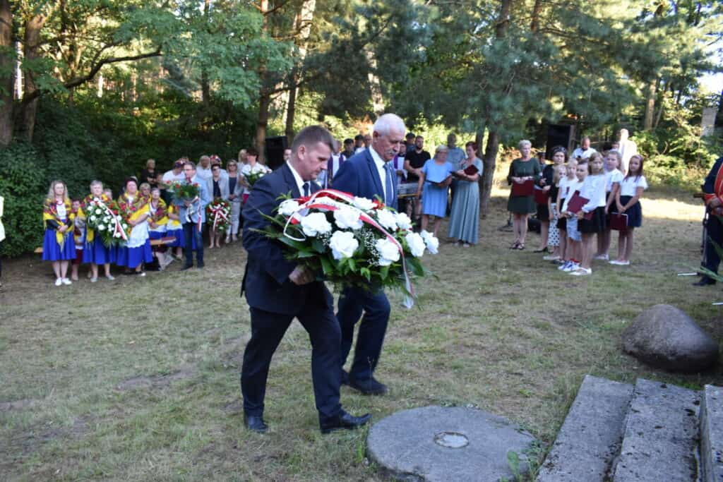 Dwóch mężczyzn z kwiatami