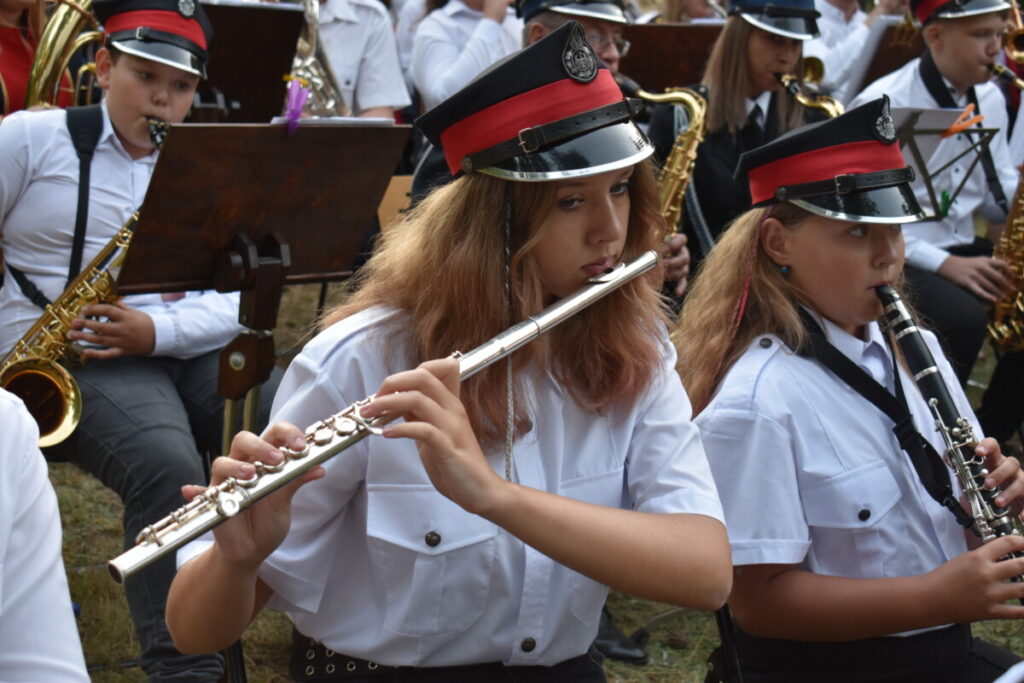 Dziewczyna grająca na flecie poprzecznym