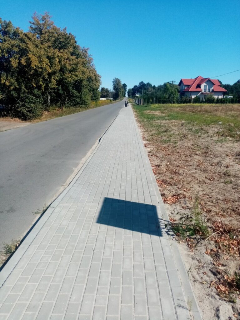 Droga z chodnikiem