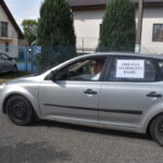 samochód osobowy na drodze