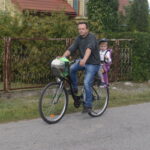 rowerzyści na drodze