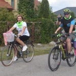 rowerzyści na drodze