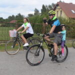 rowerzyści na drodze