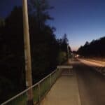 Lampy przy ulicy w nocy