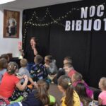 Tegoroczną Noc Bibliotek rozpoczęliśmy od warsztatów dla dzieci. Uczestnicy mogli sami stworzyć las w słoiku, który zabrali do domu. W związku z udziałem w tej akcji dzieci mogły również obejrzeć familijny film przygodowy o parze młodych detektywów, ekranizacja popularnej serii książek dla dzieci Martina Widmarka, ilustrowanych przez H. Willis „Biuro Detektywistyczne Lessego i Mai”.