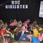 Tegoroczną Noc Bibliotek rozpoczęliśmy od warsztatów dla dzieci. Uczestnicy mogli sami stworzyć las w słoiku, który zabrali do domu. W związku z udziałem w tej akcji dzieci mogły również obejrzeć familijny film przygodowy o parze młodych detektywów, ekranizacja popularnej serii książek dla dzieci Martina Widmarka, ilustrowanych przez H. Willis „Biuro Detektywistyczne Lessego i Mai”.