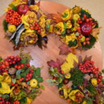 W poniedziałkowe popołudnie w Gminnym Ośrodku Kultury i Bibliotece zebrały się panie by wziąć udział w warsztatach pt. „Jesienny bukiet z liści”. W miłym towarzystwie uczestniczki doskonaliły swoje umiejętności w pracy z liśćmi i darami natury, z których powstały barwne bukiety i przepiękne dekoracje jesienne. Panie uznały że to był prawdziwy relaks, którego tak często nam brakuje.