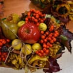 W poniedziałkowe popołudnie w Gminnym Ośrodku Kultury i Bibliotece zebrały się panie by wziąć udział w warsztatach pt. „Jesienny bukiet z liści”. W miłym towarzystwie uczestniczki doskonaliły swoje umiejętności w pracy z liśćmi i darami natury, z których powstały barwne bukiety i przepiękne dekoracje jesienne. Panie uznały że to był prawdziwy relaks, którego tak często nam brakuje.