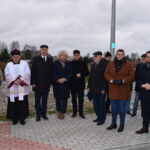 Kilkanaście osób stojących obok siebie