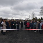 Kilkanaście osób stojących obok siebie