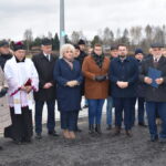 Kilkanaście osób stojących obok siebie