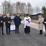 Kilkanaście osób stojących obok siebie