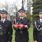 11 listopada podczas, uroczystości z okazji Odzyskania przez Polskę Niepodległości, dokonano pierwszego wciągnięcia flagi narodowej na maszt zamontowany przed Urzędem Gminy w Dobrem. Sfinansowano go ze środków rządowych w ramach projektu „Pod biało-czerwoną”, pod honorowym patronatem premiera Mateusza Morawieckiego. Projekt zakładał sfinansowanie przez Rząd RP zakupu masztów i flag w każdej z gmin w Polsce, której mieszkańcy dołączą do projektu. To właśnie lokalna społeczność miała w tej kwestii decydujące zdanie. Aby wziąć udział w akcji należało online oddać głos poparcia. Dzięki wsparciu inicjatywy przez mieszkańców Gminie Dobre przyznano dotację w wysokości 8 000,00 zł. Jak informuje Kancelaria Prezesa Rady Ministrów, „Pod biało-czerwoną” to projekt, który ma zjednoczyć nasz kraj i jego mieszkańców, nie tylko honorując poległych za wolność i niepodległość naszej Ojczyzny, ale także zachęcić do patriotycznych postaw i dumy z bycia Polakami.