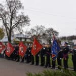 11 listopada podczas, uroczystości z okazji Odzyskania przez Polskę Niepodległości, dokonano pierwszego wciągnięcia flagi narodowej na maszt zamontowany przed Urzędem Gminy w Dobrem. Sfinansowano go ze środków rządowych w ramach projektu „Pod biało-czerwoną”, pod honorowym patronatem premiera Mateusza Morawieckiego. Projekt zakładał sfinansowanie przez Rząd RP zakupu masztów i flag w każdej z gmin w Polsce, której mieszkańcy dołączą do projektu. To właśnie lokalna społeczność miała w tej kwestii decydujące zdanie. Aby wziąć udział w akcji należało online oddać głos poparcia. Dzięki wsparciu inicjatywy przez mieszkańców Gminie Dobre przyznano dotację w wysokości 8 000,00 zł. Jak informuje Kancelaria Prezesa Rady Ministrów, „Pod biało-czerwoną” to projekt, który ma zjednoczyć nasz kraj i jego mieszkańców, nie tylko honorując poległych za wolność i niepodległość naszej Ojczyzny, ale także zachęcić do patriotycznych postaw i dumy z bycia Polakami.