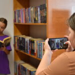 Dnia 27.10 .2022 w Gminnym Ośrodku Kultury odbyły się warsztaty fotograficzne pod hasłem ’’Tajemnice fotografii” dla dzieci kl. 3 - 6 . Głównym celem było przekazanie dzieciom jak prawidłowo wykonać fotografię portretową w pomieszczeniu i plenerze. Uczniowie mogli poczuć się fotografami lub modelami. Wykonywane zdjęcia na bieżąco omawiano. Zwieńczeniem zajęć były fotografie grupowe pokazujące emocje. Wszystkim uczestnikom dopisywał wspaniały humor co można zobaczyć na zamieszczonych zdjęciach.