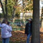 Dnia 27.10 .2022 w Gminnym Ośrodku Kultury odbyły się warsztaty fotograficzne pod hasłem ’’Tajemnice fotografii” dla dzieci kl. 3 - 6 . Głównym celem było przekazanie dzieciom jak prawidłowo wykonać fotografię portretową w pomieszczeniu i plenerze. Uczniowie mogli poczuć się fotografami lub modelami. Wykonywane zdjęcia na bieżąco omawiano. Zwieńczeniem zajęć były fotografie grupowe pokazujące emocje. Wszystkim uczestnikom dopisywał wspaniały humor co można zobaczyć na zamieszczonych zdjęciach.