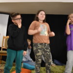 Dnia 27.10 .2022 w Gminnym Ośrodku Kultury odbyły się warsztaty fotograficzne pod hasłem ’’Tajemnice fotografii” dla dzieci kl. 3 - 6 . Głównym celem było przekazanie dzieciom jak prawidłowo wykonać fotografię portretową w pomieszczeniu i plenerze. Uczniowie mogli poczuć się fotografami lub modelami. Wykonywane zdjęcia na bieżąco omawiano. Zwieńczeniem zajęć były fotografie grupowe pokazujące emocje. Wszystkim uczestnikom dopisywał wspaniały humor co można zobaczyć na zamieszczonych zdjęciach.