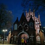 Jesienne wieczory sprzyjają refleksji, to czas na wspomnienia. 2 listopada w taką sentymentalną podróż z Gminnym Ośrodkiem Kultury i Biblioteką Publiczną wybrali się mieszkańcy Gminy Dobre. Na nowo odkrywali swoją Małą Ojczyznę, opowiadali o dawnych czasach, o zmianach, jakie zaszły na przestrzeni lat. ,,Spacerkiem po Dobrem” zachęciło do kolejnych spotkań, do odkrywania na nowo miejsc znanych, do poznawania historii naszego regionu.