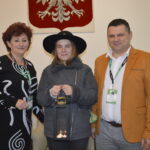 Dwie kobiety i mężczyzna stojący obok siebie