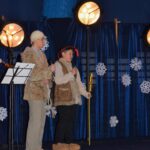 Dwie osoby przebrane za pastuszków w przedstawieniu świątecznym.