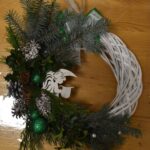 453 Wiszący biały ratanowy wianek, ozdobiony pomarańczami, szyszkami,gałązkami jodły, świerku i białą gwiazdą betlejemską.