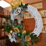 453 Wiszący biały ratanowy wianek, ozdobiony pomarańczami, szyszkami,gałązkami jodły, świerku i białą gwiazdą betlejemską.