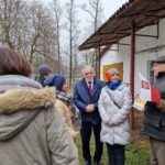 Starszy mężczyzna z flagą RP