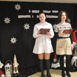 107 Trzech mężczyzn siedzi przy stole który jest przykryty czarnym suknem