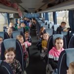 Praca dzieci którą wykonały na zajęciach długopisem 3D. Zielone awokado z brązową pestką.