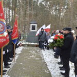 Kobieta z biało - czerwonymi kwiatami