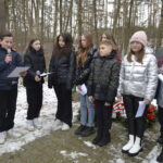 kilkanaście osób przy pomniku