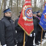 Sztandar OSP obok strażak